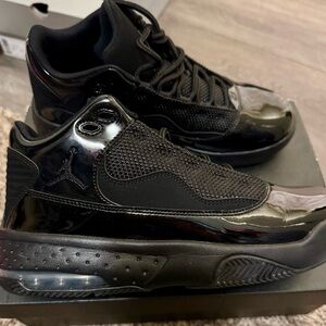 GS Jordan Max Aura 2 (Wmn size 7.5)